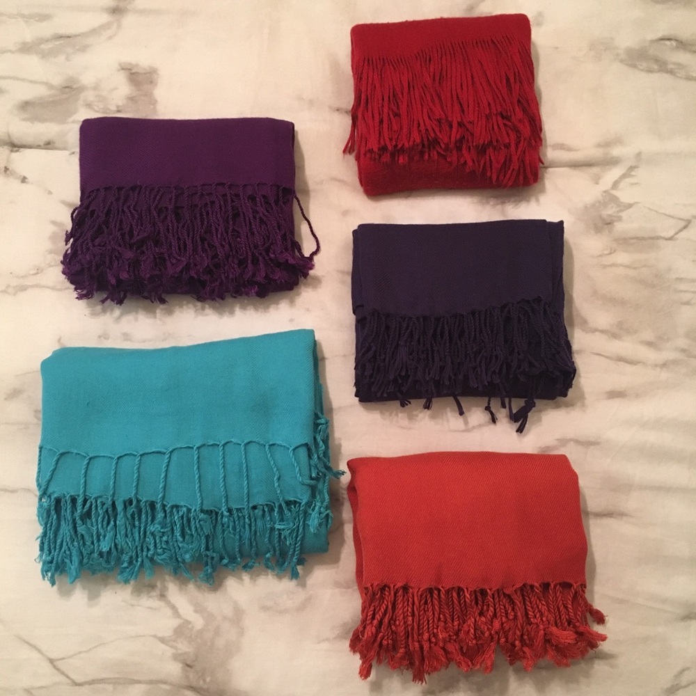 4 Scarves with fringe